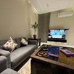 شقة فاخرة غرفة وصالة بالعارض دخول ذاتي ٦